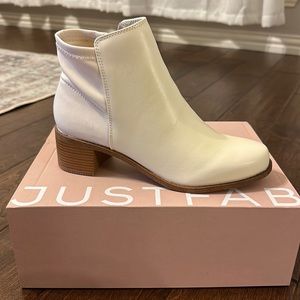 NWT! Size 8 cream booties